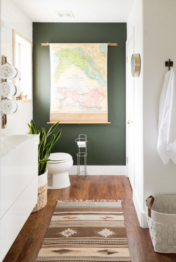 Kamar mandi dengan perabotan berbahan kayu dan aksen hijau